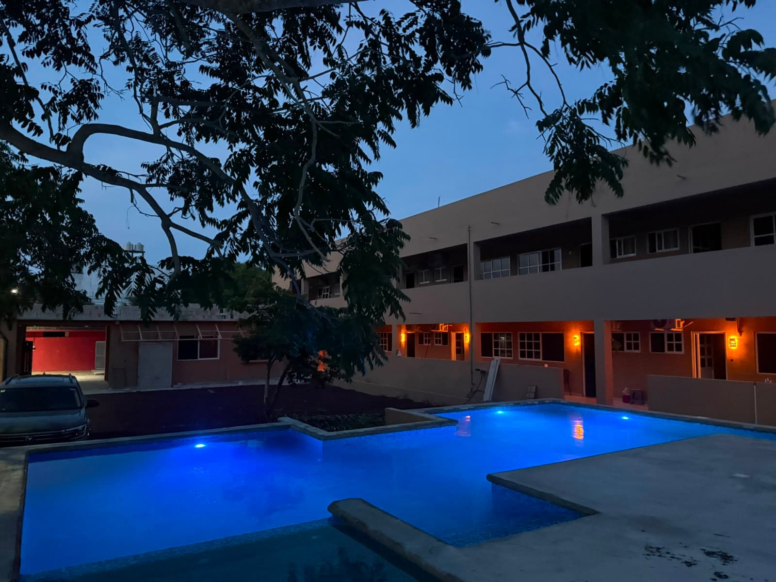 Alberca de Hotel Marena iluminada de noche