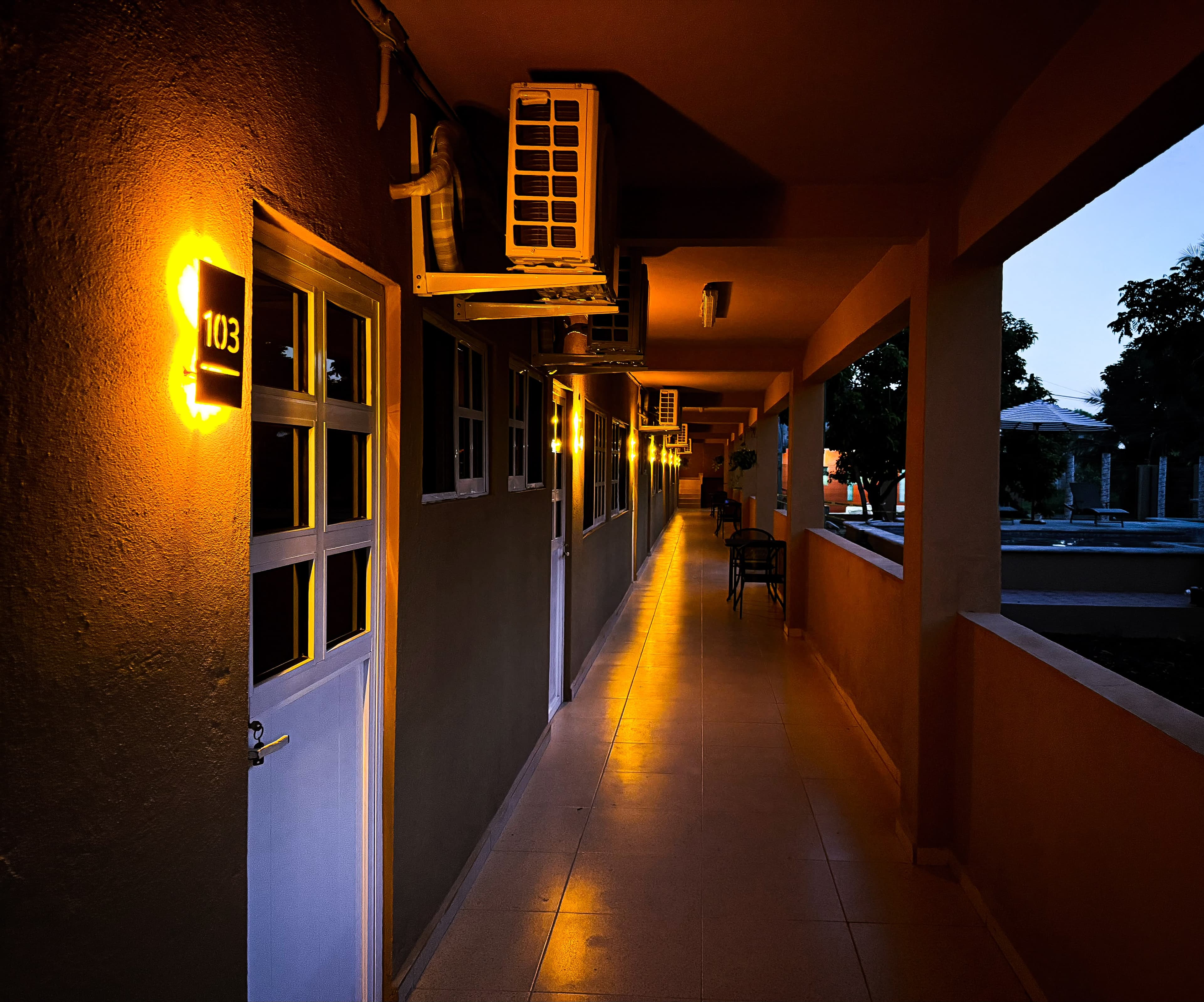 Pasillo de habitaciones con luz cálida al atardecer